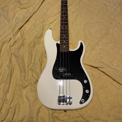 Fender Standard Precision Bass with Rosewood Fretboard 2009 - 2016 - Arctic White for sale
