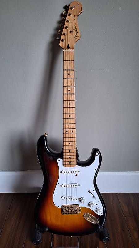 Fender Deluxe Players Stratocaster with Maple Fretboard 2005 - 2016 - 3-Color Sunburst image 1