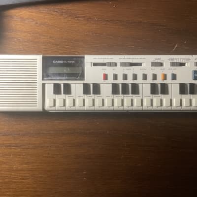 Casio VL-1 VL-Tone 29-Key Synthesizer Keyboard 1979 - 1984 - White