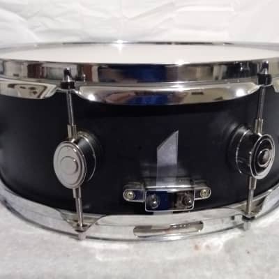 PACIFIC (PDP) by DW 14" X 5.5" SNARE DRUM  2004 MATTE BLACK image 5
