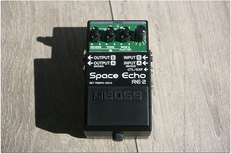 人気カラーの 未使用 伝説の名機の再現BOSS RE-2 Space Echo ギター 