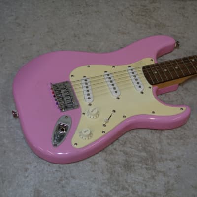 Squier by Fender MINI Strat Stratocaster electric guitar in pink 