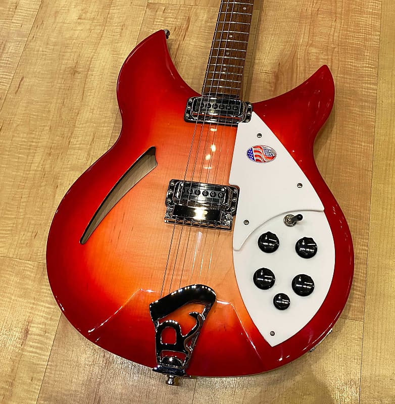 モノグラム　Rickenbacker 330 タイプ Model 330 and Its Full, Rich Sound Quality - Rickenbacker