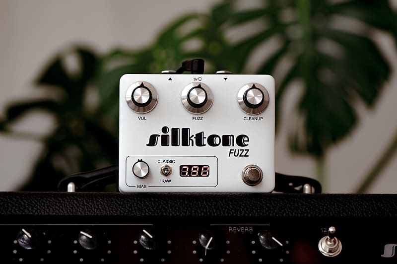 Silktone Fuzz limited edition white *Authorized Dealer* FREE Silktone Fuzz limited edition white *Authorized Dealer* FREE