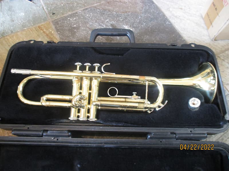 Bach TR300 Gold trumpet with case and mouthpiece.