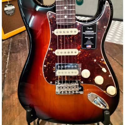 Immagine Fender American Professional II Stratocaster HSS, Rosewood Fingerboard, 3-Color Sunburst - 8