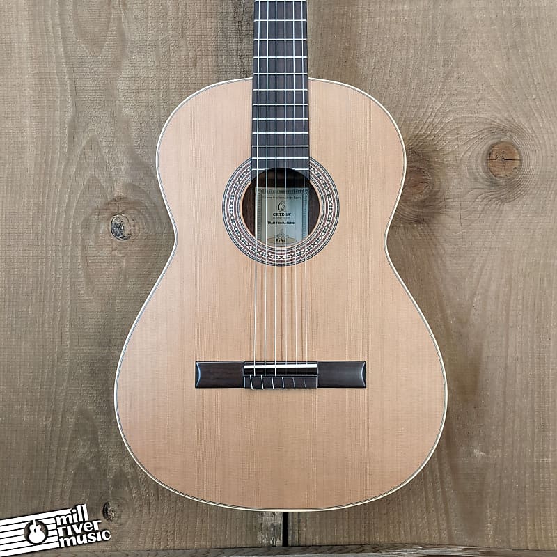 Ortega Traditional Series Cedar Top Nylon String Acoustic Guitar R190 w/Gigbag