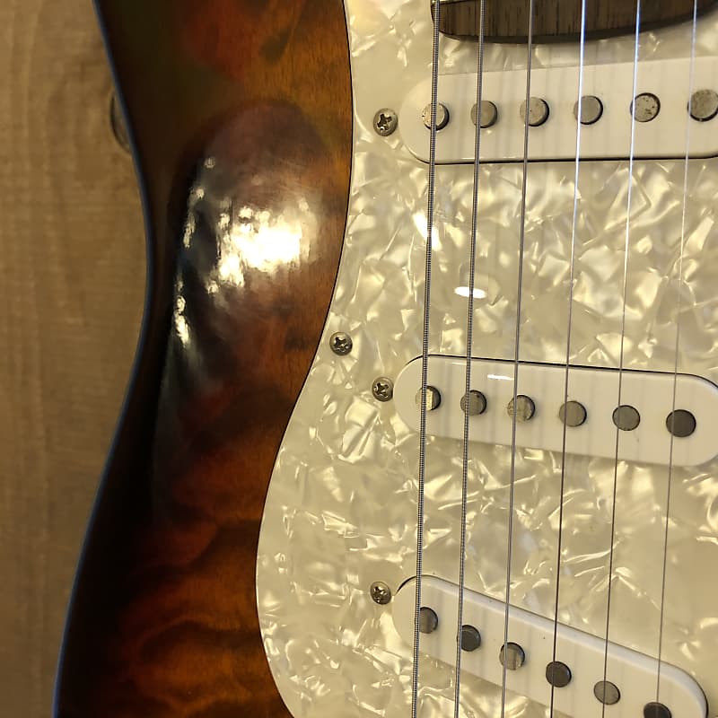 Squier Standard Deluxe QMT Stratocaster Quilt Top 3-Tone