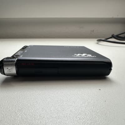 Sony MZ-M200 HI-MD Minidisc Recorder + 2 batteries + 1 HI-MD Disc + Accessories image 4