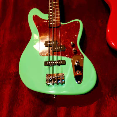 ベース Fender Jazz Bass Offset Contour Body Can anyone tell me what “offset contour body” means on a