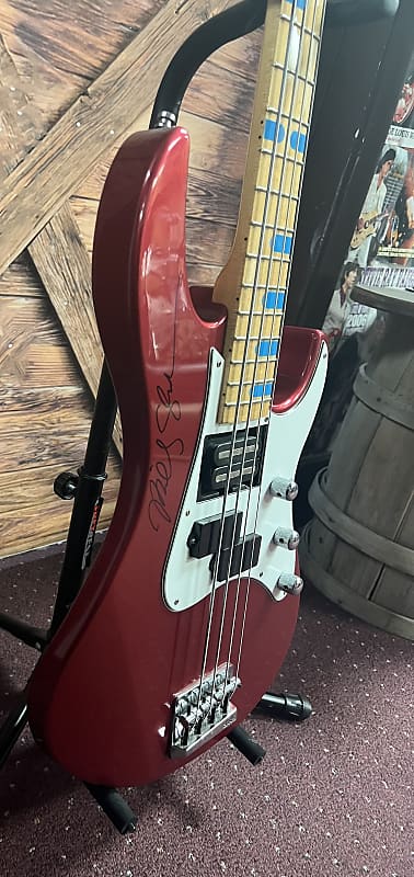 Yamaha Attitude Special Billy Sheehan, Red - Signed by Billy