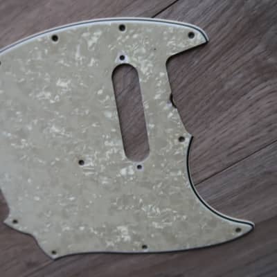 Immagine 1964 - 1971 Fender Musicmaster guitar  Pickguard  pearloid 60's Vintage USA RI  pearl 65 66 67 - 19