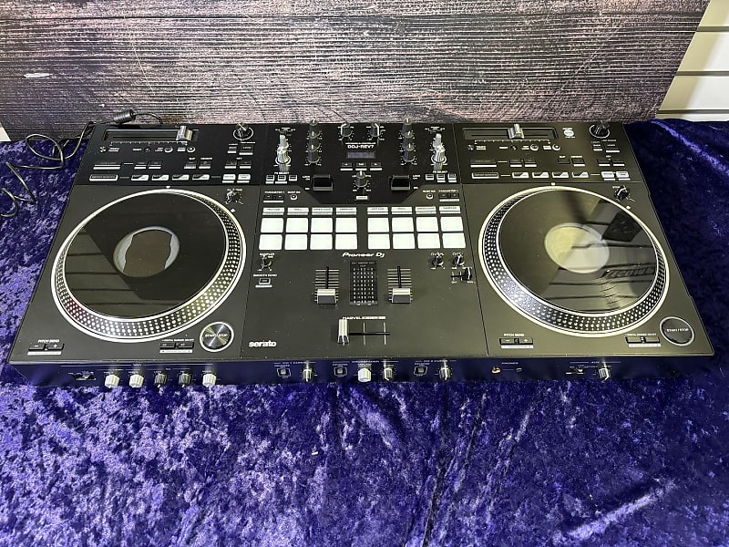 Reloop Mixon 8 Pro DJ Controller for Serato DJ with Essential Cables for  Connecting to DJ Controllers and StreamEye Polishing Cloth