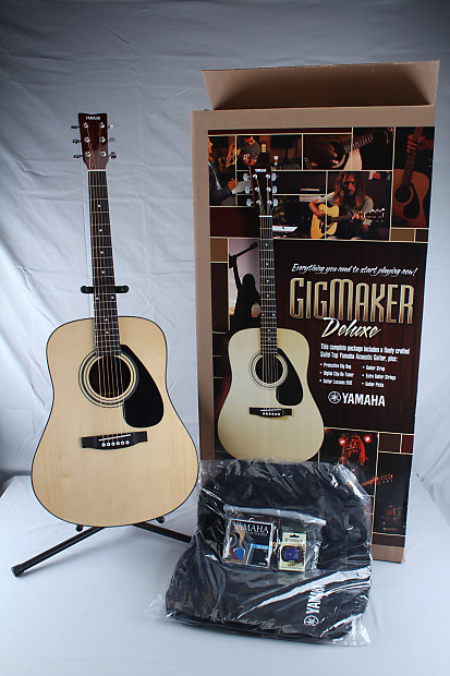 Yamaha Gigmaker Deluxe Acoustic Guitar w Gig Bag Tuner DVD Reverb
