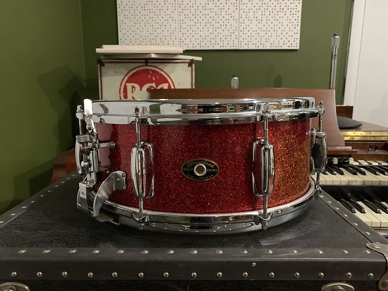 1961-1962 Slingerland Radio King solid maple 5.5x14 sparkling red pearl  vintage snare drum