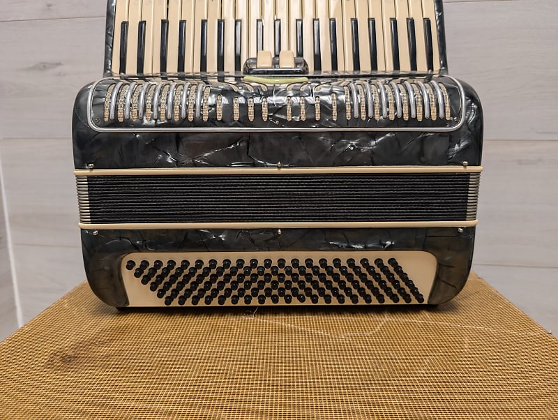 Italian accordion CARELLI CASTELFIDARDO 