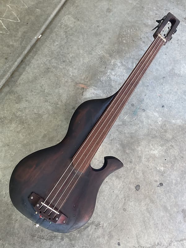 Wishbass Lobe Walnut fretless bass