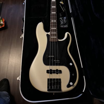 Fender Artist Series Duff McKagan Deluxe Precision Bass with Rosewood Fretboard 2019 - Present - White Pearl for sale