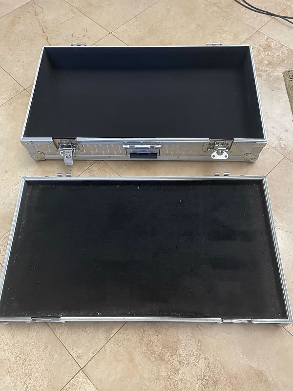 CNB Pedalboard Flight case 31X17X7 2022 Silver Reverb