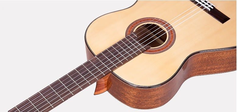 Martinez MC 118S Cedar/Mahogany Classical Guitar.