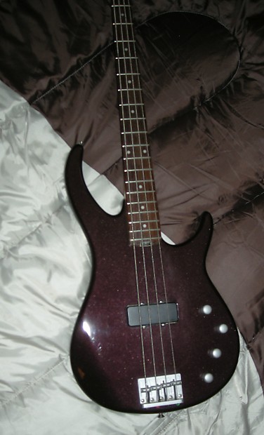 Peavey Fury II Bass w active electronics and case
