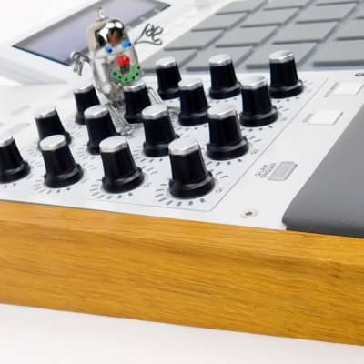 Akai MPC Renaissance Sampler Synthesizer +Wood + Neuwertig +OVP + 1.5J Garantie image 6