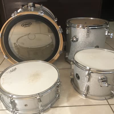 Incredible 5 piece CB700 Drum Kit w/ Stands, Bass Pedal, Tom Mount