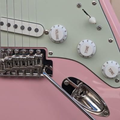 Squier Squier Classic Vibe '60s Stratocaster Shell Pink w/Mint Pickguard SSS - CME Exclusive image 13