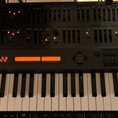 Roland JD-800 61-Key Programmable Synthesizer 1991 - 1995 - Carbon