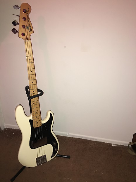 White jazz bass store black pickguard
