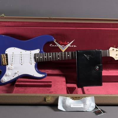 Fender Mexico Stratocaster(セミハードケース付き) Fender Mexico Robert Cray Stratocaster Violet(ハードケース付属)