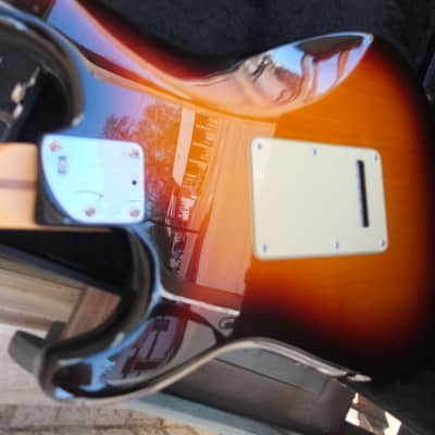Fender Deluxe American Stratocaster 2005 - 3 Tone Sunburst image 5