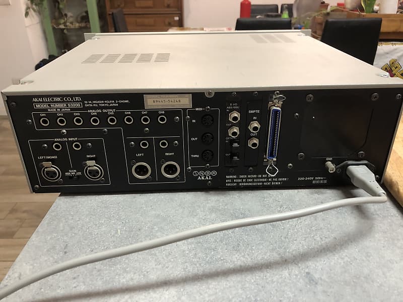 Akai S3200 MIDI Stereo Digital Sampler