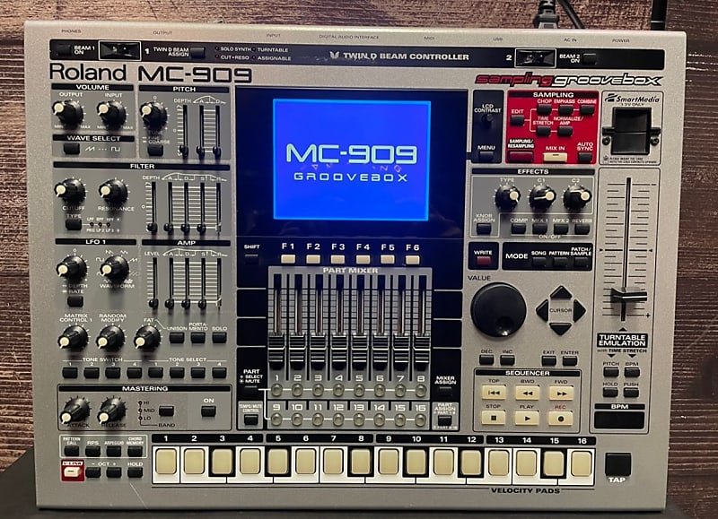 Roland MC-909 Groovebox Recording Mixer (Phoenix