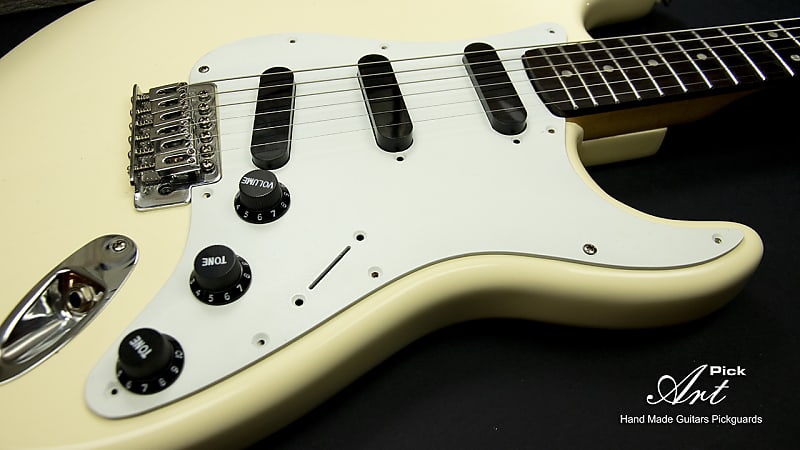 Fender Stratocaster Strat Pickguard SSS 11 Hole Engraved Aluminum