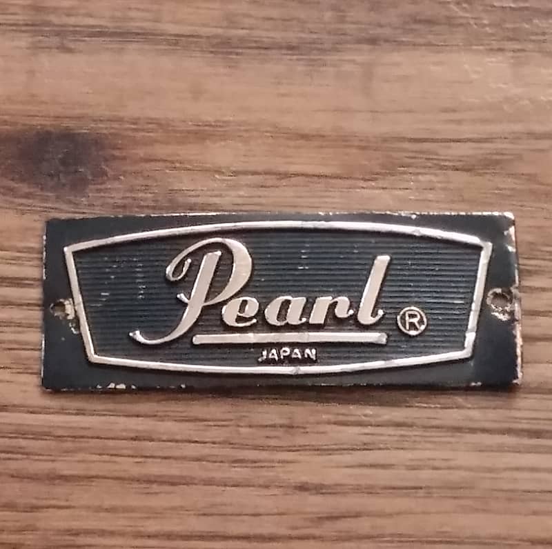 Pearl Script Drum Badge 1977 (521) image 1