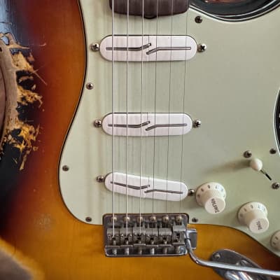 Fender Custom Shop '62 Stratocaster in Heavy Relic Sunburst w/ Lindy Fralin Split Blade Pickups image 3