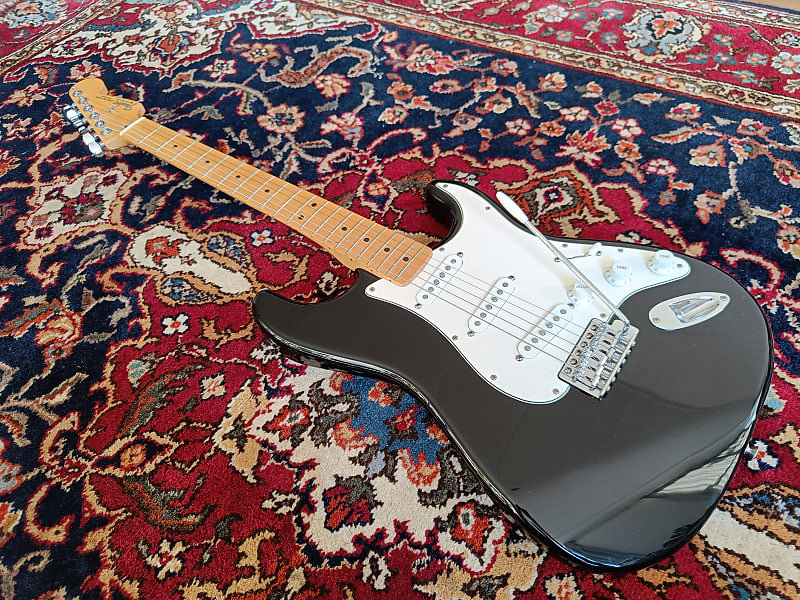 Fender Standard Stratocaster with Maple Fretboard 2001 Black image 1
