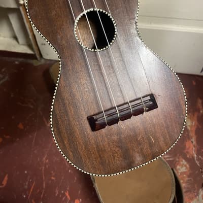 Regal ukulele 1940 good condition mahogany with original case image 3