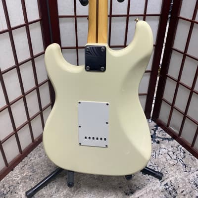 Squier Standard Stratocaster with Maple Fretboard (Made In Japan) 1984 - 1987 - Arctic White image 5