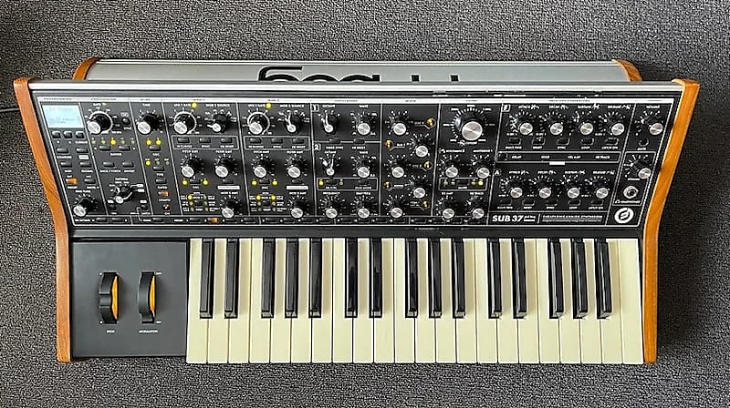 Moog Sub 37 Tribute Edition 2015 - Black