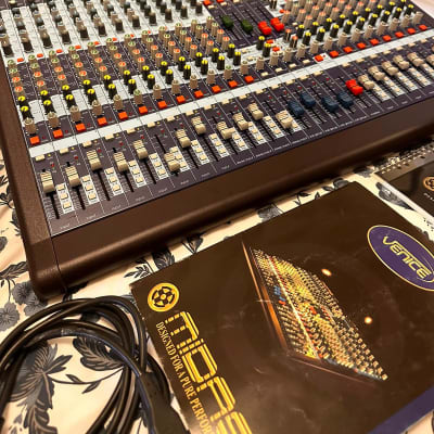 Midas Venice 240 24-Channel / 38-Input Mixing Console Midas Venice 240 24-Channel / 38-Input Mixing Console