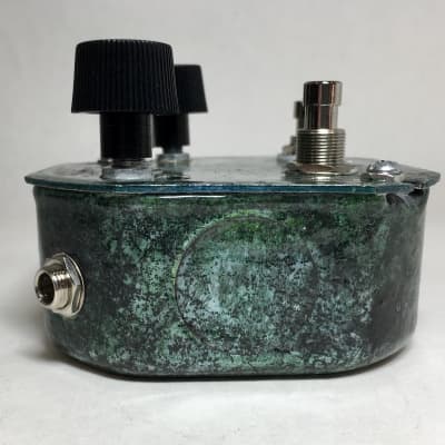 Speebtone DELUXE Bastard Son of Harmonic Jerk-u-Lator Fuzz/Distortion with Voltage Starve, Fat Boost, Feedback/Oscillation, and Momentary On/Off Stutter 2023 - Green Man of the Woods Gloss image 6