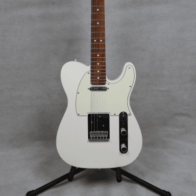 Fender player telecaster polar deals white pau ferro