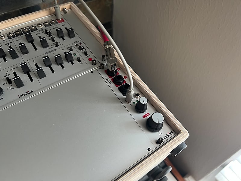 Intellijel Outs Eurorack Stereo Line & Headphone Out Module Reverb