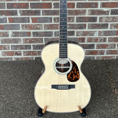 Larrivée OM-09 with Indian Rosewood Back and Sides and Sitka Spruce Top image 1
