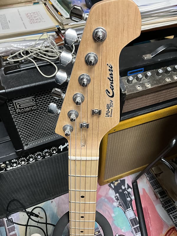 Behringer IAXE 624 CENTARI USB Guitar in white solid body
