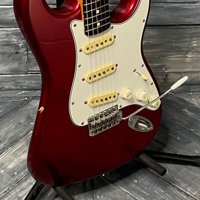Used Fender 1986 '62 Reissue MIJ Stratocaster Electric Guitar with Hard Shell Fender Case - Candy Apple Red image 3