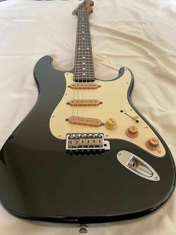 ギター 1986-7 Fender Strat ST-33R Fugigen Fender ST33R Stratocaster F Serial 1986-1987 | Reverb