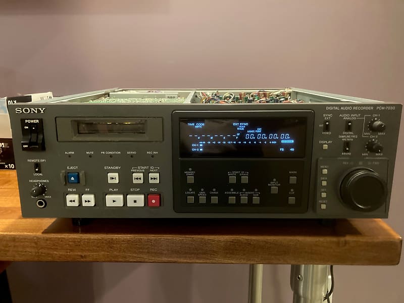 Sony PCM 7030 Professional DAT recorder for parts or repair Sony PCM 7030 Professional DAT recorder for parts or repair